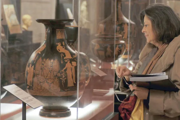 تستعرض قطعاً أثرية في روما بعد استعادتها من أميركا (غيتي)