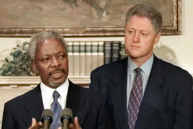 عنان مع الرئيس الأميركي الأسبق بيل كلينتون (أ.ب)