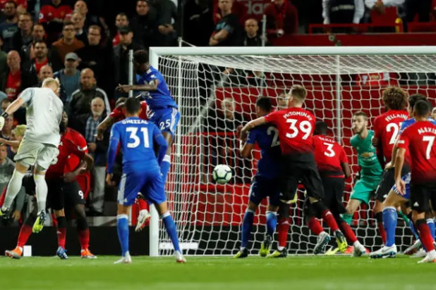 مانشستر يونايتد نجح في تحقيق الفوز في أول مباراة له على ليستر (رويترز)