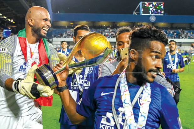 لاعبو الهلال يحتفلون بكأس السوبر أول من أمس في لندن (تصوير: علي خمج)