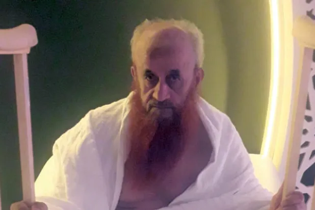 بقدم واحدة وقلب مكلوم على ابنه... ثمانيني من اليمن يحقق حلمه بالحج