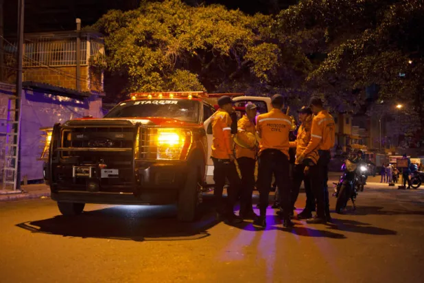 عناصر من الدفاع المدني الفنزويلي (رويترز)