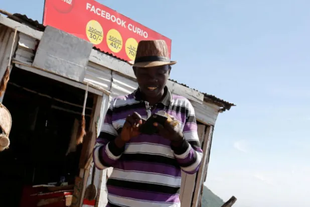 الهاتف المحمول يقود ثورة في عالم الطاقة الشمسية في كينيا