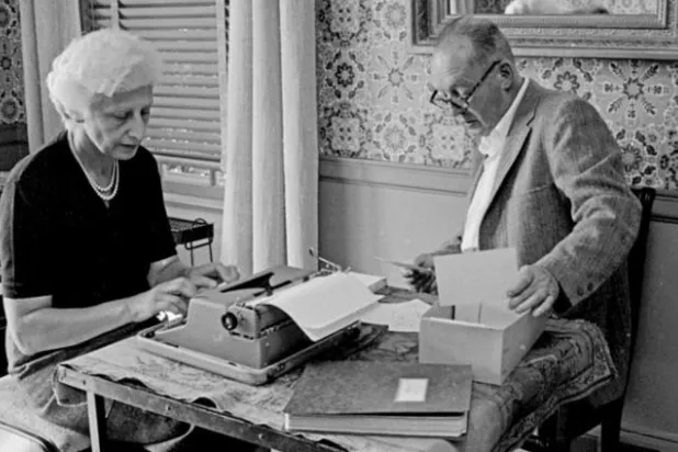 نابوكوف في مكتبه مع زوجته فيرا