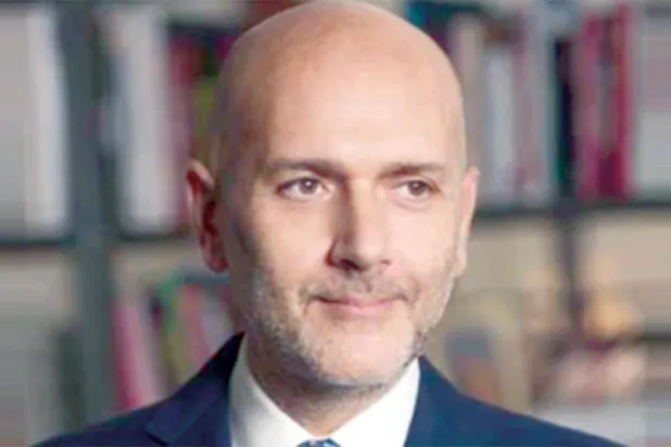 رحلة بدأت من وراء الميكروفون