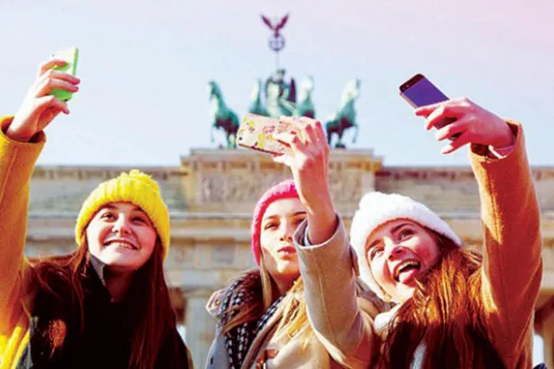 النساء يلتقطن «السيلفي» المثيرة للتنافس مع أخريات