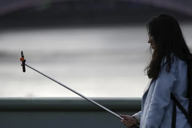 النساء يستخدمن السيلفي لمواجهة التفاوت الاقتصادي