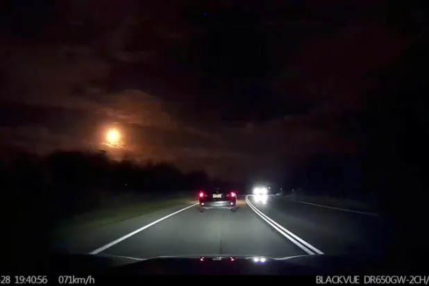 بالفيديو... كرة نارية لامعة تضيء سماء أستراليا