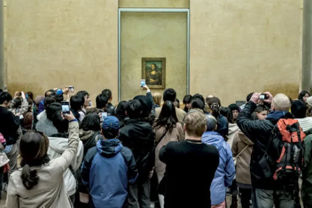 مصطلح «لحظة الموناليزا» يشير إلى شعور باليأس تجاه معارض متحف «اللوفر» في باريس حيث تعجّ القاعة المخصّصة لعرض اللوحة بحالة من الفوضى (غيتي)