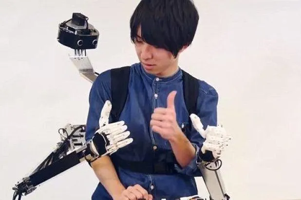 بالفيديو... روبوت جديد يوفر أذرعاً إضافية لمستخدميه