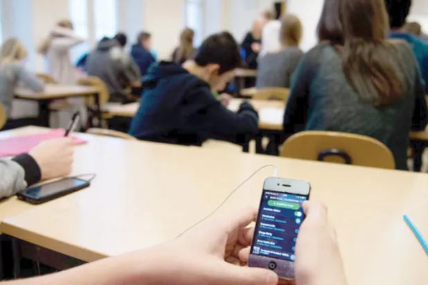 هل من الضروري منع الهواتف في المدارس؟