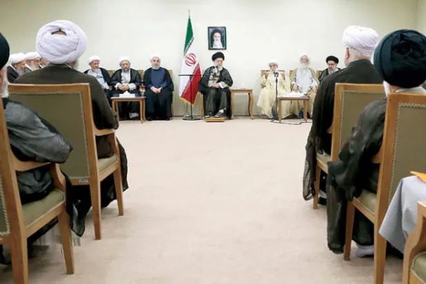 خامنئي يطالب بتقييد عمل الأجهزة الموازية