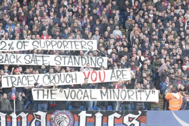 مراجعة حظر الوقوف في المدرجات خطوة للأمام تستوجب الحذر