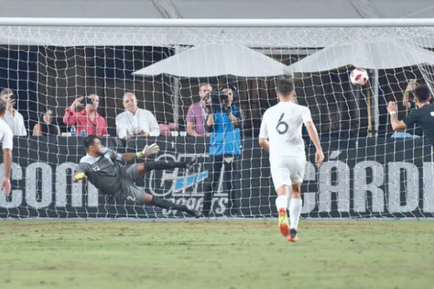 غونزالو مارتينيز يتقدم للأرجنتين من ركلة جزاء (أ.ف.ب)