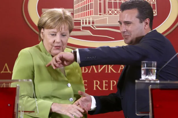 ميركل تنصح المقدونيين بالموافقة على تغيير اسم بلادهم