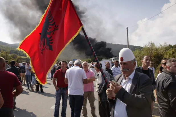 ألبان يغلقون طريق قرية أمام الرئيس الصربي بكوسوفو