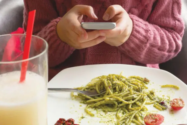 محاولة لتحويل المطاعم والحفلات الموسيقية في أميركا إلى مناطق «خالية من الهواتف»