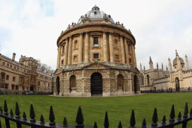 التقاليد {الأكسفوردية} وإحياء تراث اللاتينية