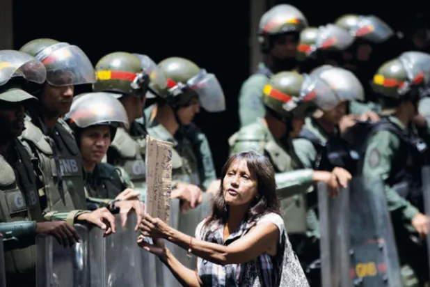 مادورو يعزز قبضته الأمنية بعد اتهام واشنطن بالتخطيط لعزله