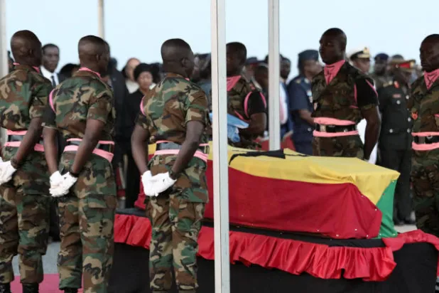 تم لف النعش بعلم غانا بدلا من علم الأمم المتحدة (أ.ف.ب) 