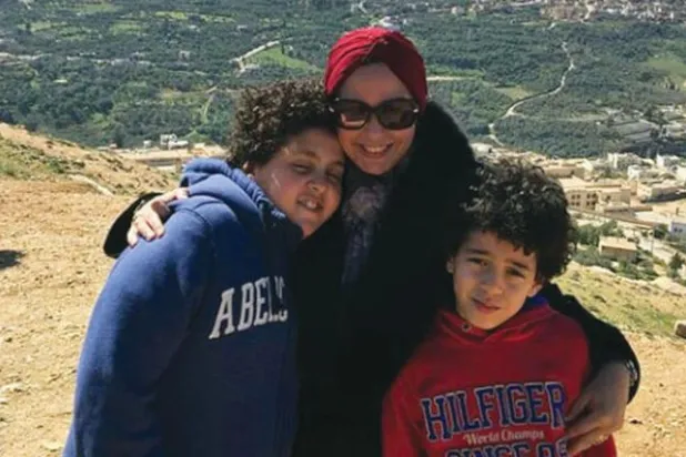 في إيطاليا مع أبنائها