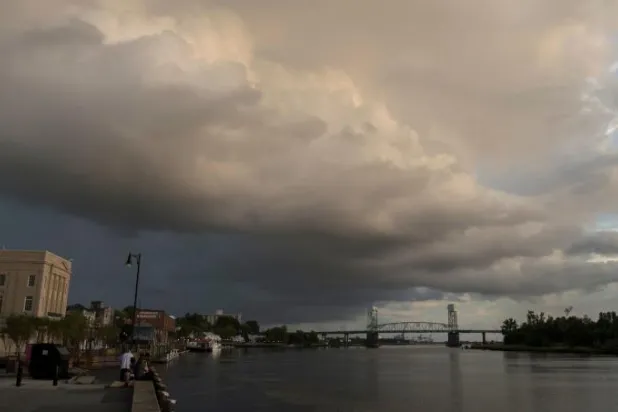 تراجع قوة الإعصار «فلورنس» مع اقترابه من الساحل الأميركي