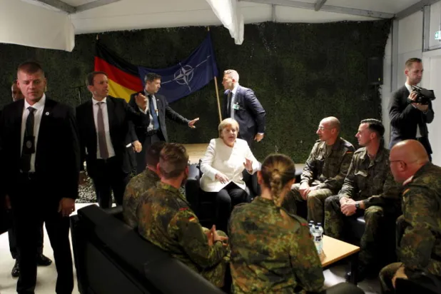 ميركل تتهم روسيا بشن «حرب هجينة» ضد الجنود الألمان في ليتوانيا