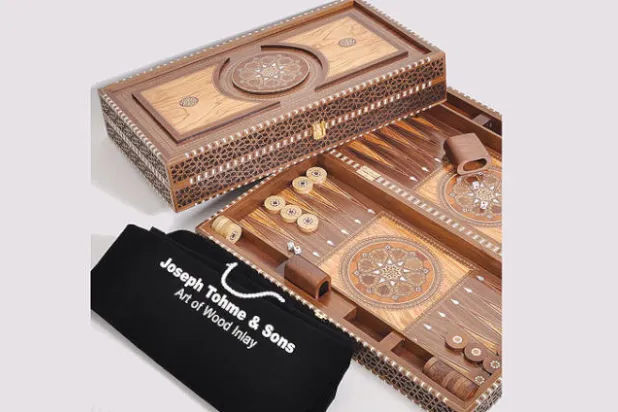 صناعة طاولة الزهر حرفة لبنانية تستعيد مجدها