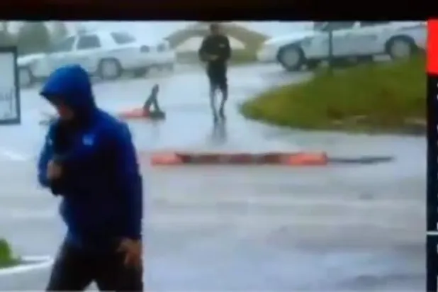 بالفيديو... مراسل قناة أميركية يمثل أمام الكاميرا للإيحاء بقوة إعصار «فلورانس»