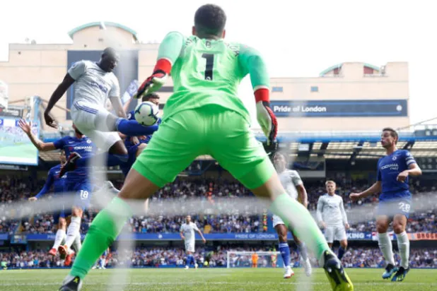 بامبا يحرز هدف كارديف الوحيد أمام تشيلسي السبت الماضي (رويترز)