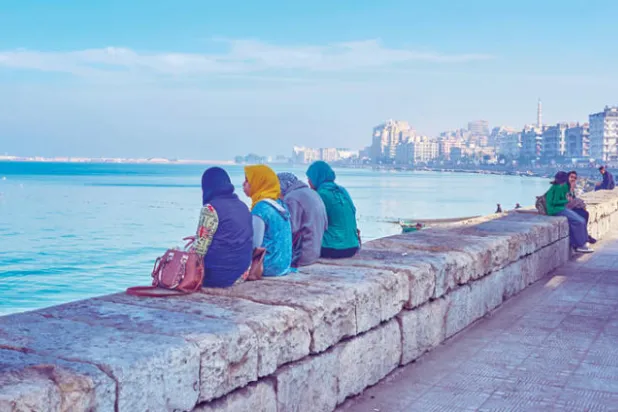 كورنيش الإسكندرية نزهة البسطاء يقاوم البنايات الخرسانية