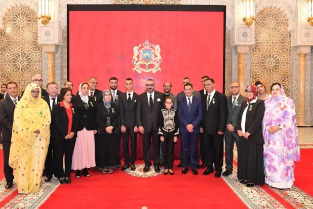 العاهل المغربي يوشح 18 مدرّساً بأوسمة ملكية ويستقبل التلاميذ المتوجين