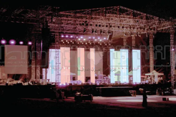 تجهيزات المسرح في الرياض قبل الحفل (تصوير: بشير صالح)