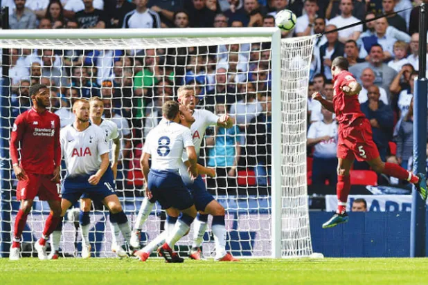 فينالدوم نجم وسط ليفربول (يمين) يسجل برأسه في مرمى توتنهام (رويترز)