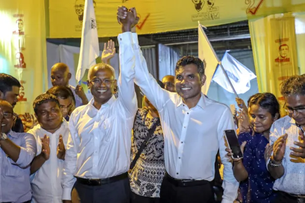 المرشح الرئاسي المعارض في المالديف إبراهيم محمد صليح يحتفل بانتصاره (أ.ب)