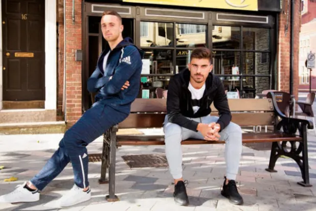 نيفيز وجوتا خارج المقهى البرتغالي المفضل لهما في مدينة وولفرهامبتون