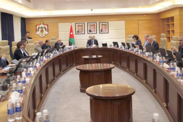 الحكومة الأردنية تقر قانون ضريبة الدخل بعد سجال عصيب