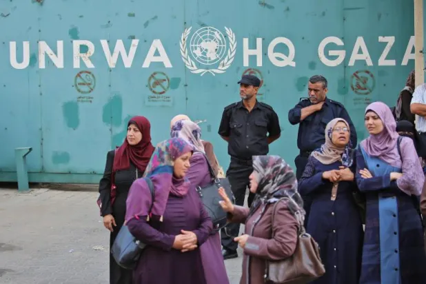 - مظاهرة في غزة اعتراضاً على تخفيض تمويل «الأونروا» (أ.ف.ب)