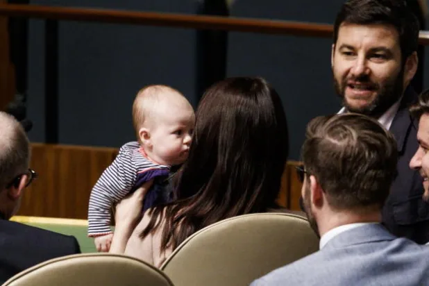 رديرن كانت تحمل طفلتها طوال الاجتماع إلى أن جاء موعد إلقاء كلمتها (إ.ب.أ) 