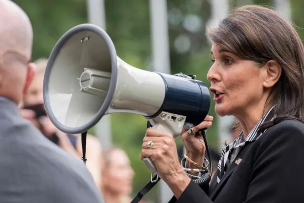 السفيرة الأميركية في الأمم المتحدة نيكي هايلي تتظاهر مع معارضي الرئيس الفنزويلي نيكولاس مادورو في نيويورك (أ.ف.ب)