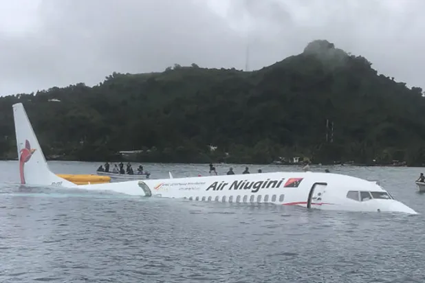 طائرة تابعة لشركة طيران «نيوغيني» سقطت في بحيرة خلال هبوطها على واحدة من جزر أرخبيل مايكرونيزيا في المحيط الهادئ (أ.ف.ب)