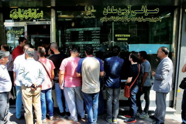 أزمة ثقة تفاقم مأزق الريال الإيراني