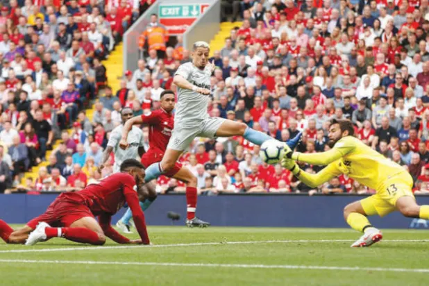 أليسون بقميص ليفربول يتصدى بقوة لهجمة من وستهام (رويترز)