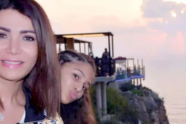 مع ابنتها في لبنان