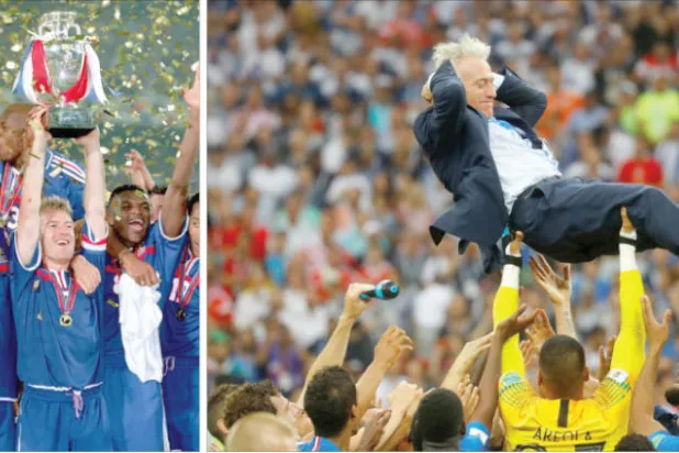لاعبو فرنسا يحملون ديشامب بعد انتصارهم على كرواتيا في نهائي المونديال (رويترز) - ديشامب فاز كلاعب بكأس العالم 1998 وكأس أوروبا عام 2000