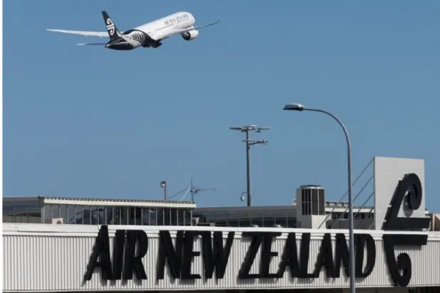 مطار يجبر المسافرين على تسليم كلمات المرور أو دفع غرامات
