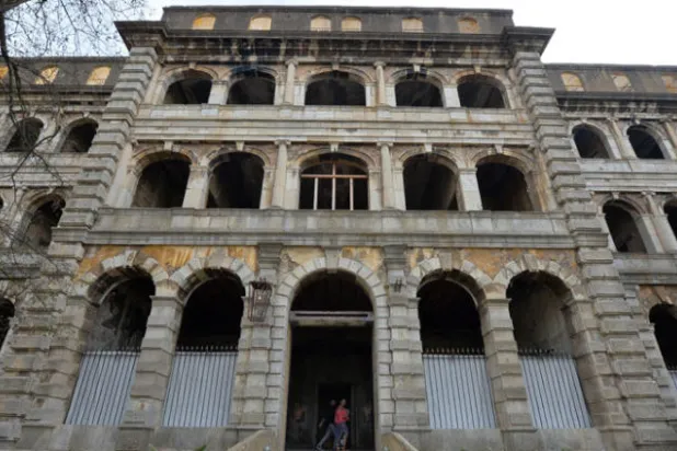 واجهة قصر صوفر في جبل لبنان (إ.ب.أ)