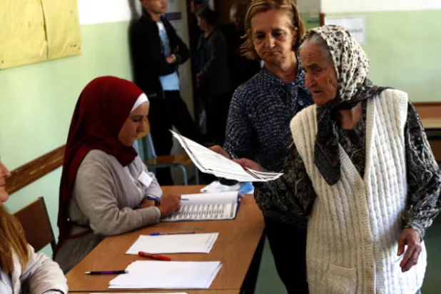 البوسنة تنتخب أعضاء المجلس الرئاسي الثلاثي وسط انقسامات عميقة