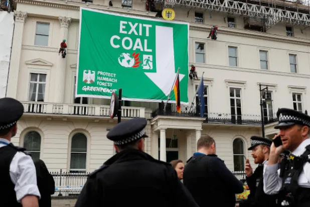 أنصار حماية البيئة وهم يتسلقون مبنى السفارة الألمانية في لندن (رويترز)