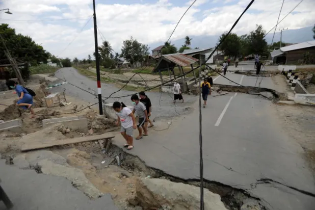 آثار الزلزال القوي الذي ضرب جزيرة سولاويزي الإندونيسية (إ.ب.أ)